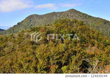 從禦坂山脈的五光山眺望山梨縣百山禦寶文山的紅葉 從禦坂山脈的五光山眺望山梨縣百山禦寶文山的紅葉 124838144