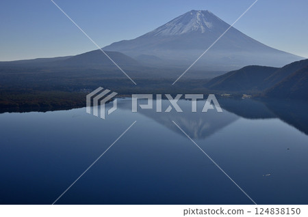 從天子山的中之倉嶺瞭望台看到的富士山及其在本棲湖的倒影 124838150