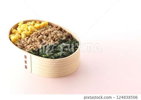 Three-color bento box with egg, meat, and spinach 124838506