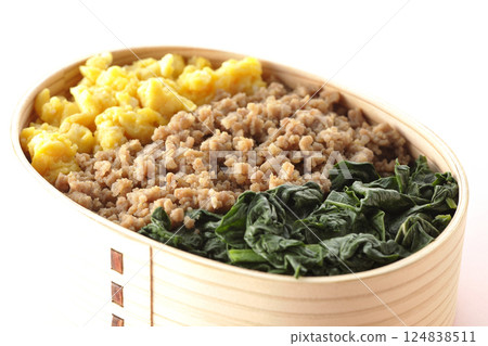 Three-color bento box with egg, meat, and spinach Three-color bento box with egg, meat, and spinach 124838511