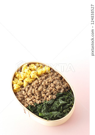 雞蛋、肉、菠菜三色便當盒 雞蛋、肉、菠菜三色便當盒 124838527