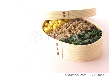 雞蛋、肉、菠菜三色便當盒 雞蛋、肉、菠菜三色便當盒 124838546