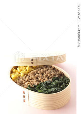 雞蛋、肉、菠菜三色便當盒 雞蛋、肉、菠菜三色便當盒 124838550