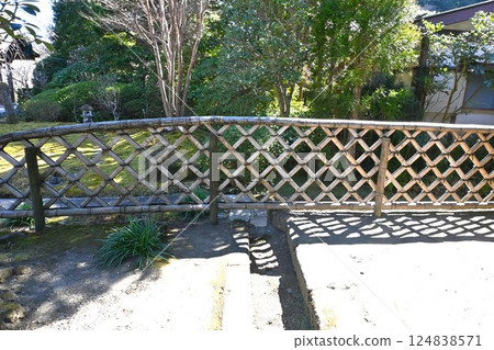 Japanese traditional bamboo fence "Koetsuji-gaki" openwork bamboo fence, beautiful curves, background material for Japanese culture 124838571