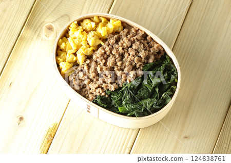 雞蛋、肉、菠菜三色便當盒 雞蛋、肉、菠菜三色便當盒 124838761