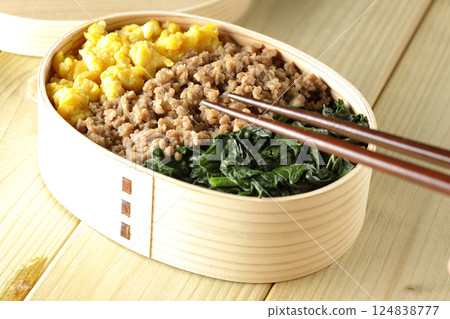 雞蛋、肉、菠菜三色便當盒 雞蛋、肉、菠菜三色便當盒 124838777