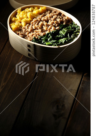 雞蛋、肉、菠菜三色便當盒 雞蛋、肉、菠菜三色便當盒 124838787