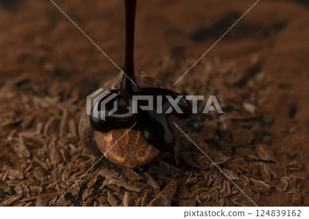 Pour chocolate sauce over the almond chocolate 124839162