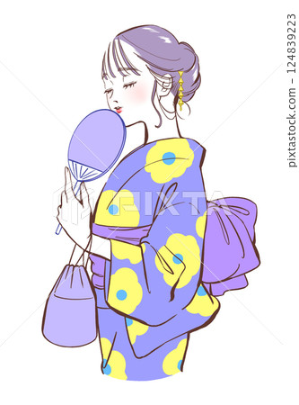 一個女人穿著浴衣 124839223