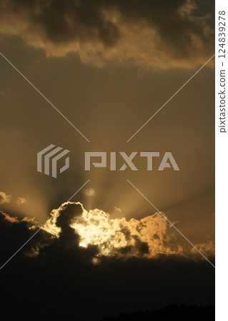 陽光穿過雲層和暮色的天空 124839278