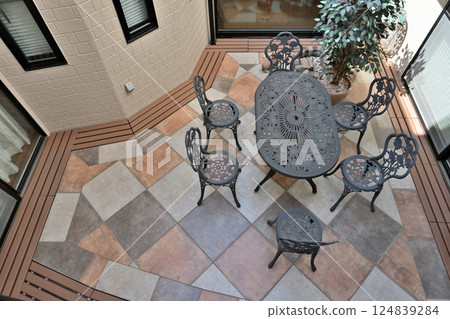 Detached house with courtyard 124839284