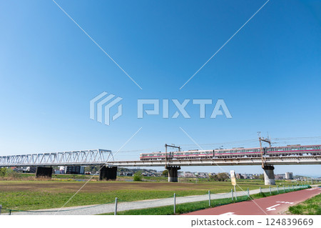 從玉川自行車道看到的京王線列車,春天藍天,東京調布市玉川 從玉川自行車道看到的京王線列車,春天藍天,東京調布市玉川 124839669
