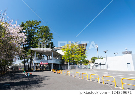 東京都調布市玉川四丁目京王閣自行車賽道Offt京王閣入口和櫻花 東京都調布市玉川四丁目京王閣自行車賽道Offt京王閣入口和櫻花 124839671