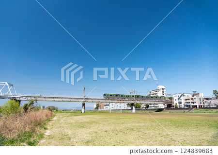 從多摩川河床看到的京王線列車,春天的藍天,東京調布市多摩川 從多摩川河床看到的京王線列車,春天的藍天,東京調布市多摩川 124839683