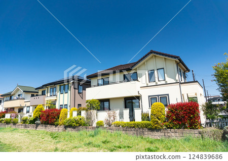 Houses lined up along the Tama River under the blue sky in spring, Chofu City, Tokyo 124839686