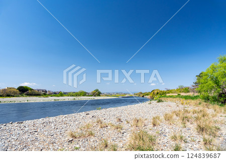 Looking towards Kanagawa from the banks of the Tama River, blue spring sky, Chofu City, Tokyo 124839687
