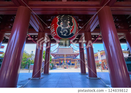 View of the main hall of Kawasaki Daishi Heikenji Temple through the Daisanmon Gate in Kawasaki City, Kanagawa Prefecture 124839812