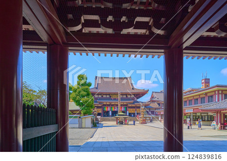 View of the main hall of Kawasaki Daishi Heikenji Temple through the Daisanmon Gate in Kawasaki City, Kanagawa Prefecture View of the main hall of Kawasaki Daishi Heikenji Temple through the Daisanmon Gate in Kawasaki City, Kanagawa Prefecture 124839816