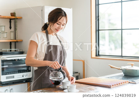 一個女人在廚房咖啡廳煮咖啡 一個女人在廚房咖啡廳煮咖啡 124839819