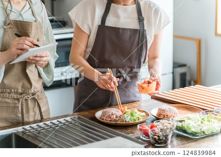 在烹飪課/烹飪學校教烹飪的女教練的手 124839984