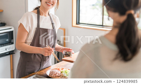 在烹飪課/烹飪學校教授烹飪的女教練和女學生 124839985