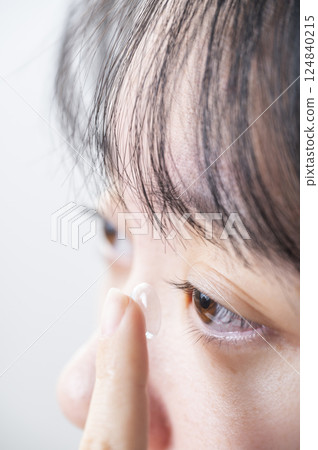 戴隱形眼鏡的婦女 124840215
