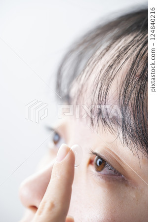 戴隱形眼鏡的婦女 124840216