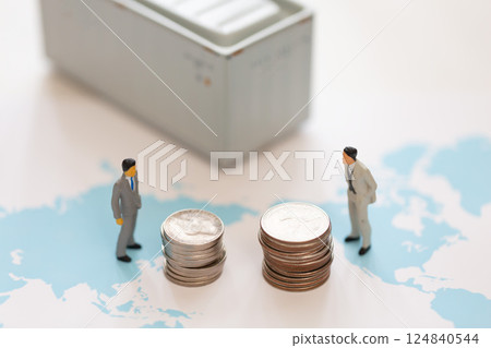 Trade, tariffs, money images Miniatures of businessmen facing each other on a world map Trade, tariffs, money images Miniatures of businessmen facing each other on a world map 124840544
