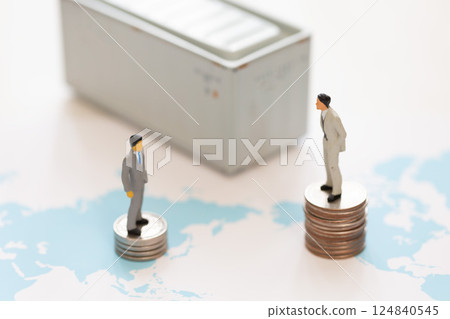 Trade, tariffs, money images Miniatures of businessmen facing each other on a world map 124840545