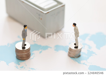 貿易、關稅、貨幣圖像世界地圖上商人面對面的縮影 124840546