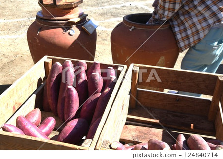 Roasted sweet potatoes for sale, winter scenery, seasonal food background material Roasted sweet potatoes for sale, winter scenery, seasonal food background material 124840714