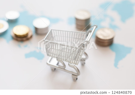 世界地圖上的購物車與金錢 全球經濟、貿易、入境旅遊的圖像 124840870