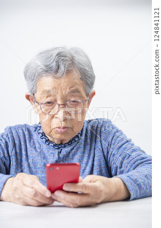 看智慧型手機的祖母 124841121