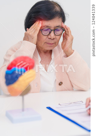 Elderly Patient consulting Doctor to Brain disease, Senior Health Medical Diagnosis. Anatomy Brain model for Explanation, Brain Tumor, neurological disorders, Dementia, alzheimer, parkinson and Mental 124841339