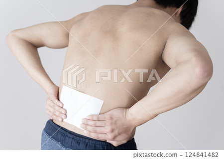男人在腰部敷藥，腰痛，敷藥，肌肉痛 124841482