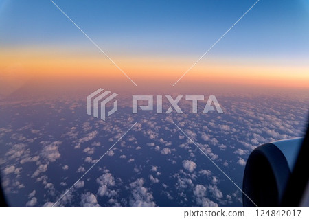 從飛機看的日落煥發 124842017