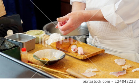 廚師準備壽司的手 124842228