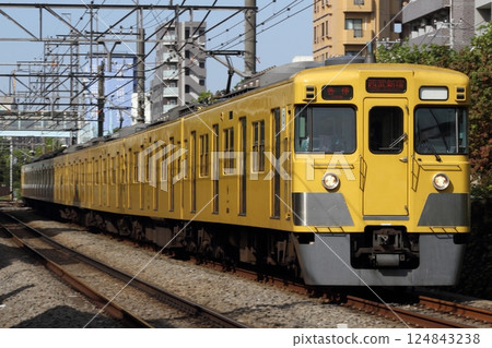 西武 2000 系列舊型列車在下落合和高田馬場之間運行 西武 2000 系列舊型列車在下落合和高田馬場之間運行 124843238