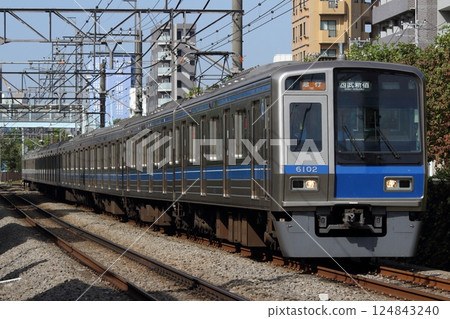 運行於下落合與高田馬場之間的西武鐵道 6000 系列 6102F 運行於下落合與高田馬場之間的西武鐵道 6000 系列 6102F 124843240