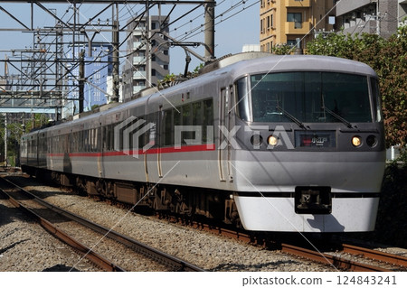 西武 10000 系列紅箭號列車在下落合和高田馬場之間運行 西武 10000 系列紅箭號列車在下落合和高田馬場之間運行 124843241