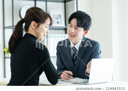 A male planner counseling a young woman 124843313