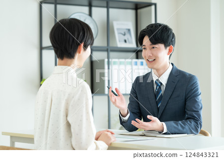 一位男性規劃師正在為一位年輕女性提供諮詢 124843321