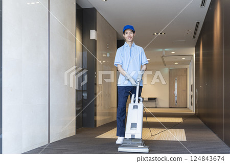 清潔人員正在打掃大樓，看著鏡頭 124843674