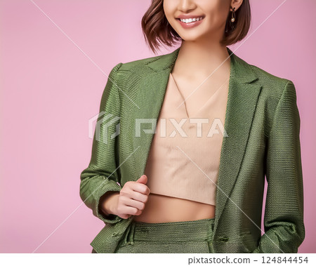 身著無性別時裝的年輕女商人的形象 124844454