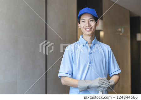 微笑的年輕男清潔人員看著相機 124844566