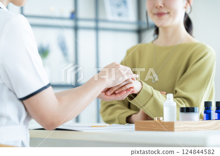 在美容院接受諮詢的女士的手 124844582