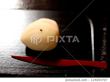 用蛋黃糊和紅色牙籤放在黑漆盤子上的日式甜點 124844707