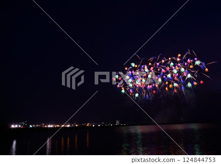 黃昏時分,五彩繽紛的煙火倒映在海面上 黃昏時分,五彩繽紛的煙火倒映在海面上 124844753