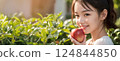 拿著紅蘋果的女孩 124844850