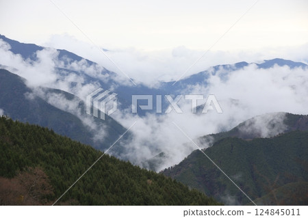 A cloud over the mountain 124845011